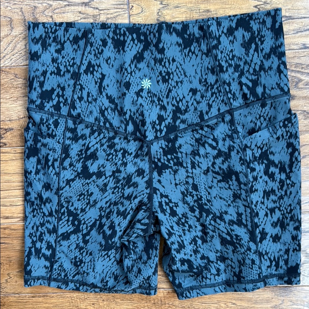 Athleta Salutation Stash Pocket II Printed 7inch short - Picture 5 of 7
